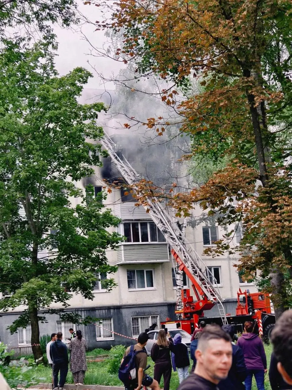 Рано утром в пятиэтажке в Первом микрорайоне Егорьевска прогремел взрыв баллона. В результате пожара пострадали три человека, у квартиры выбило окно и разрушило балкон на третьем этаже.
