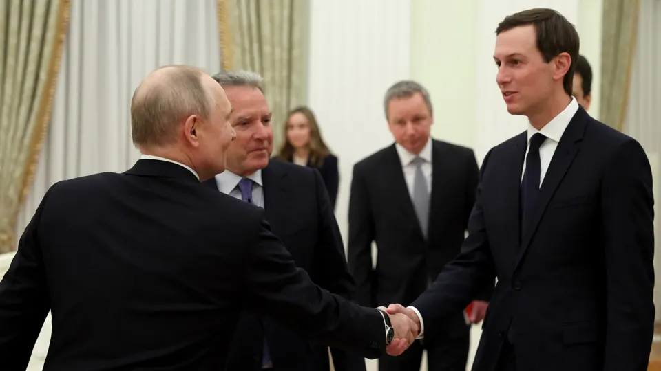 В российской столице рассчитывают на возвращение Стива Уиткоффа и Джареда Кушнера, которые рассматривались как канал для диалога с США. Пока посланцы больше заняты ближневосточными переговорами, а перспективы структурированных переговоров по Украине остаются неопределёнными.