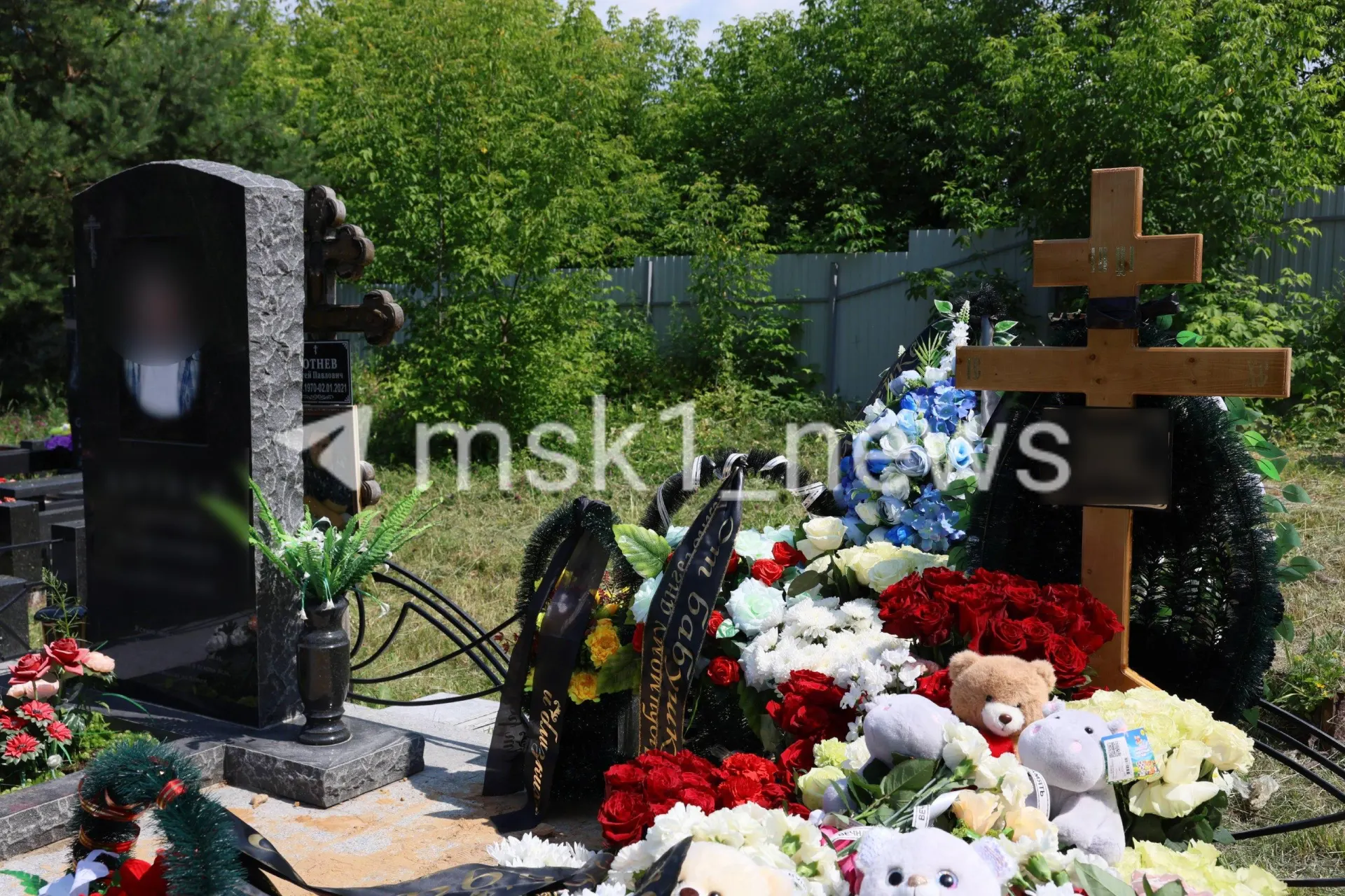Шестимесячного малыша похоронили рядом с дедушкой: на кладбище плакали родственники, родители ребёнка остаются в коме после удара дрона.