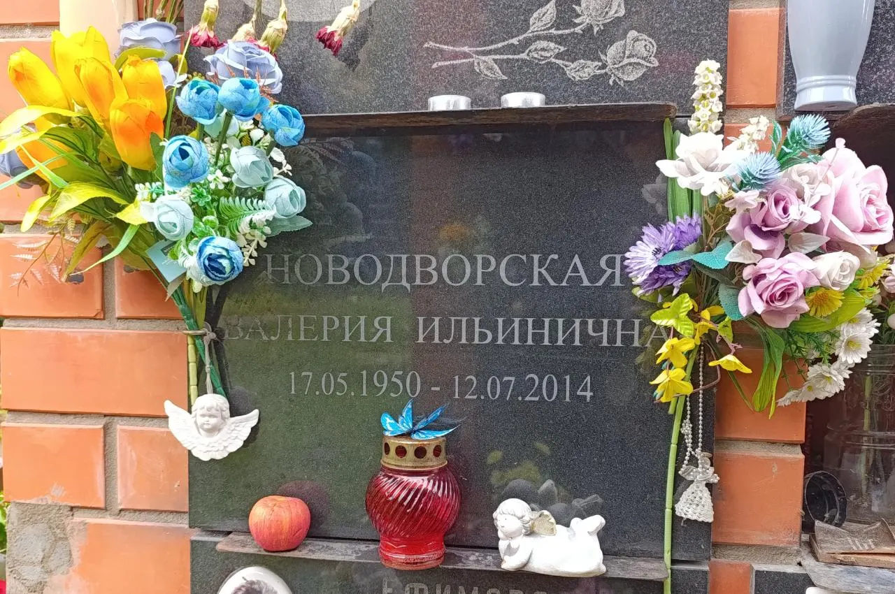Москвичи несут цветы к могиле диссидентки и оппозиционного политика Валерии Новодворской; в памяти остаётся её борьба за права и против авторитаризма.