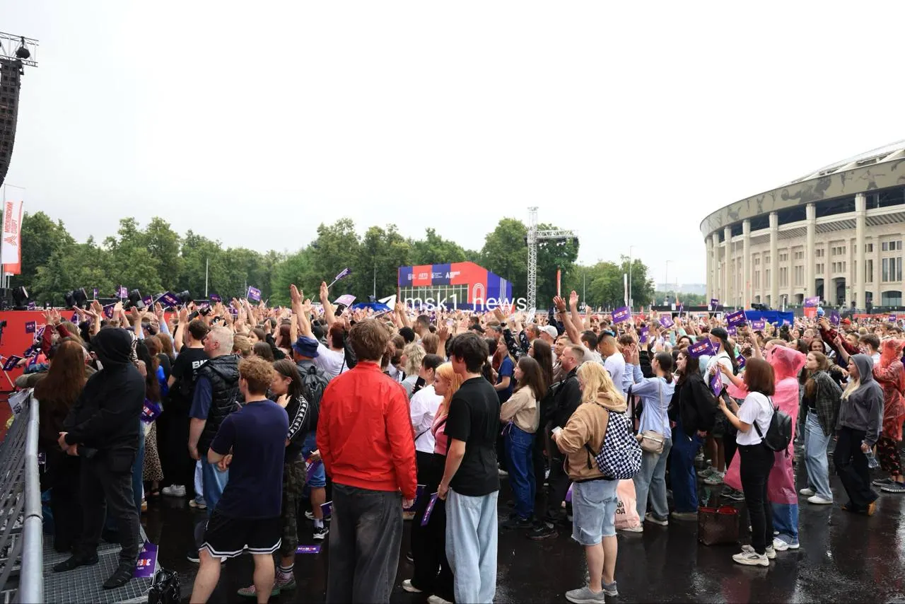 Несмотря на дождь у стадиона развернули более 20 зон с активностями, на сцене выступили несколько артистов.