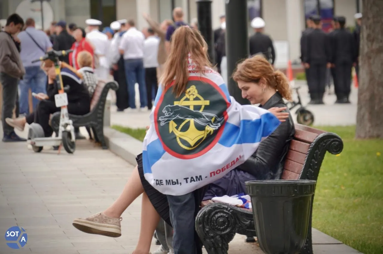 В последнее воскресенье июля в столице прошли мероприятия в честь Дня ВМФ: командные заплывы и парусные соревнования на Речном вокзале, бесплатный вход в Музей Победы для людей в морской форме и несколько политических акций на Красной площади.
