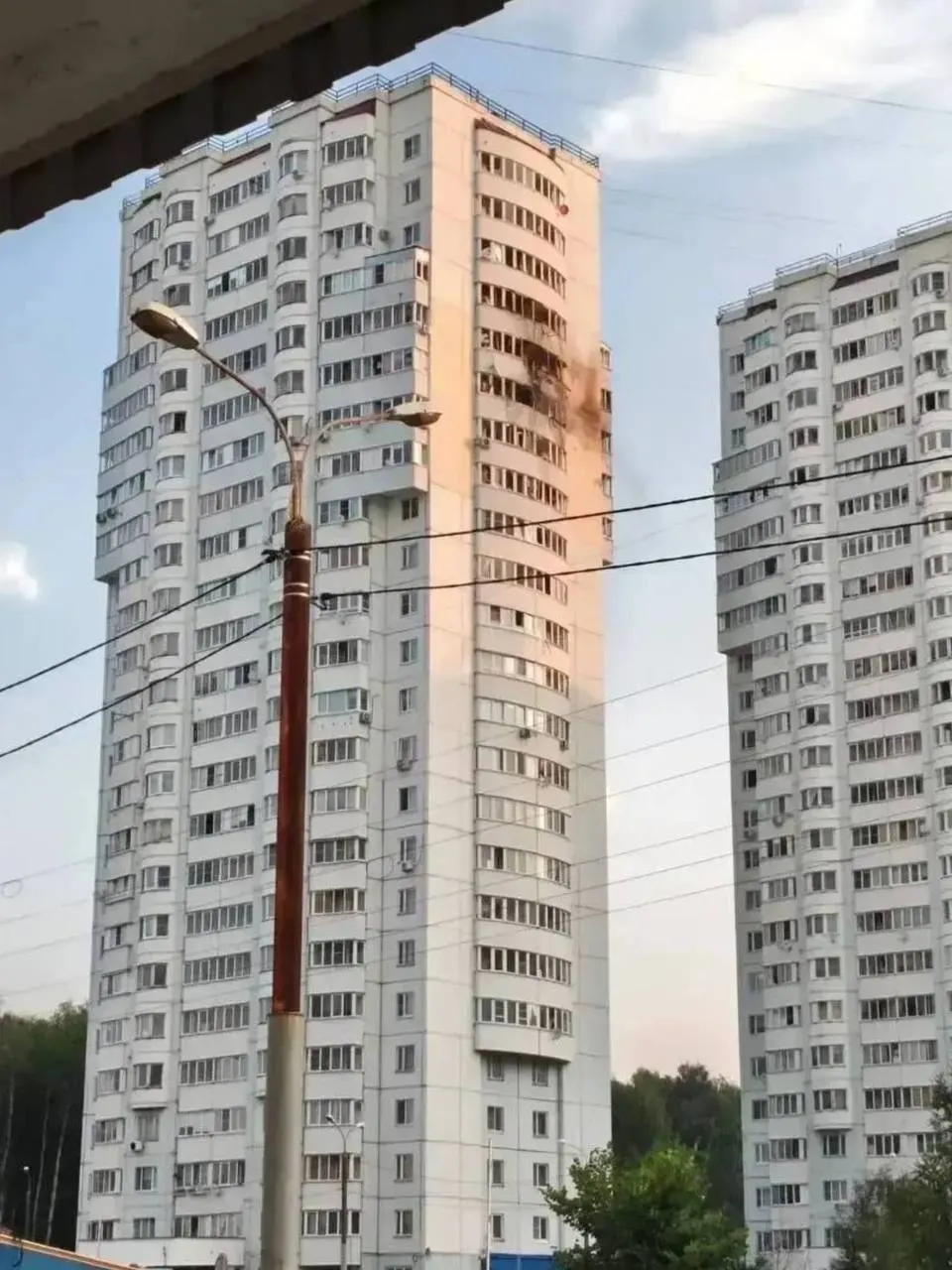 В Чехове и нескольких населённых пунктах Московской области от падения беспилотников пострадали дома, огонь локализуют, информация о пострадавших уточняется.