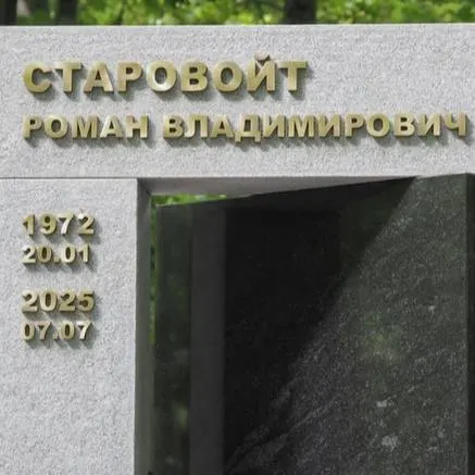 На Смоленском кладбище в Санкт‑Петербурге открыли памятник бывшему главе региона с надписью в его честь. Ранее ему приписывали получение откатов при строительстве линий обороны; спустя время он погиб в Московской области.