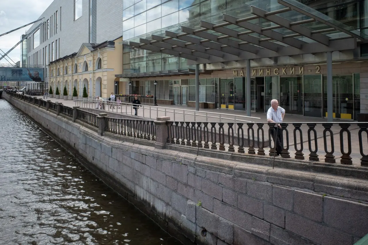 Власти обсуждают продажу топлива по QR‑кодам и по четности номеров, в Петербурге продолжаются судебные разбирательства по постам в соцсетях, археологи займутся оцифровкой памятников, а международные организации снимают санкции с российских спортсменов.