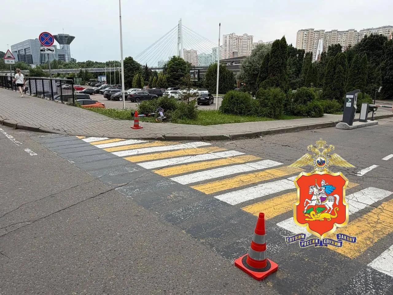 В Подмосковье в Красногорске одна машина при повороте сбила мужчину на электросамокате в велополосе, а затем на пешеходном переходе наехала на женщину с девочкой. Обстоятельства происшествия уточняются.