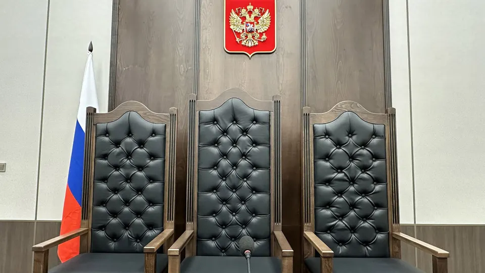 Правительственная комиссия одобрила проект, подготовленный Верховным судом, который смягчает требования к образованию для ряда должностей в аппаратах судов с целью сократить кадровый дефицит.