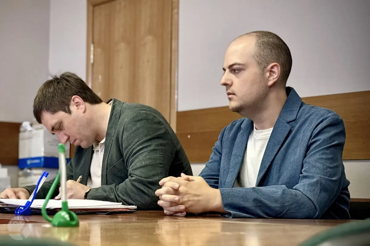 В Замоскворецком суде Москвы рассматривают уголовное дело в отношении бывшего директора издательства: ему вменяют участие в признанном экстремистским движении и организацию продажи книг с ЛГБТ‑тематиками, включая разработку классификации «красный/жёлтый список». Подсудимый признал вину, слушание отложено до 6 августа.