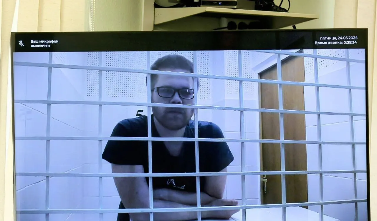 Мужчину, приговорённого к 14 годам по делу о якобы «госизмене», доставили в ИК‑6 в Бежецке. Родные сообщили о переводе; в тексте указан адрес для писем и краткая справка о приговоре.