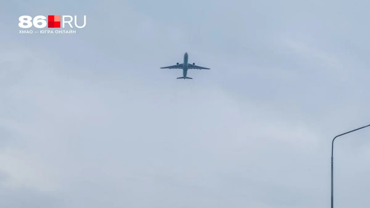 Самолёт вернули в аэропорт вылета после обнаружения трещины в лобовом стекле. Информации о пострадавших пока не поступало.