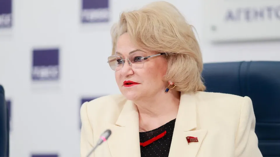 Глава комитета Госдумы по защите семьи заявила, что почти треть НПЗ выведена из строя, чиновники не объявляют чрезвычайные меры. Дефицит топлива уже сказывается на аграриях и поставках продуктов.