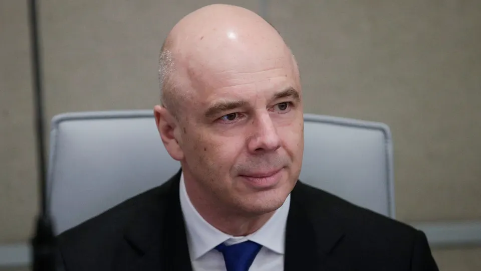 По данным портала «Электронный бюджет», расходы и дефицит на 2026 год прогнозируются выше утверждённых показателей: расходы — 45,11 трлн руб., дефицит — 4,83 трлн руб.