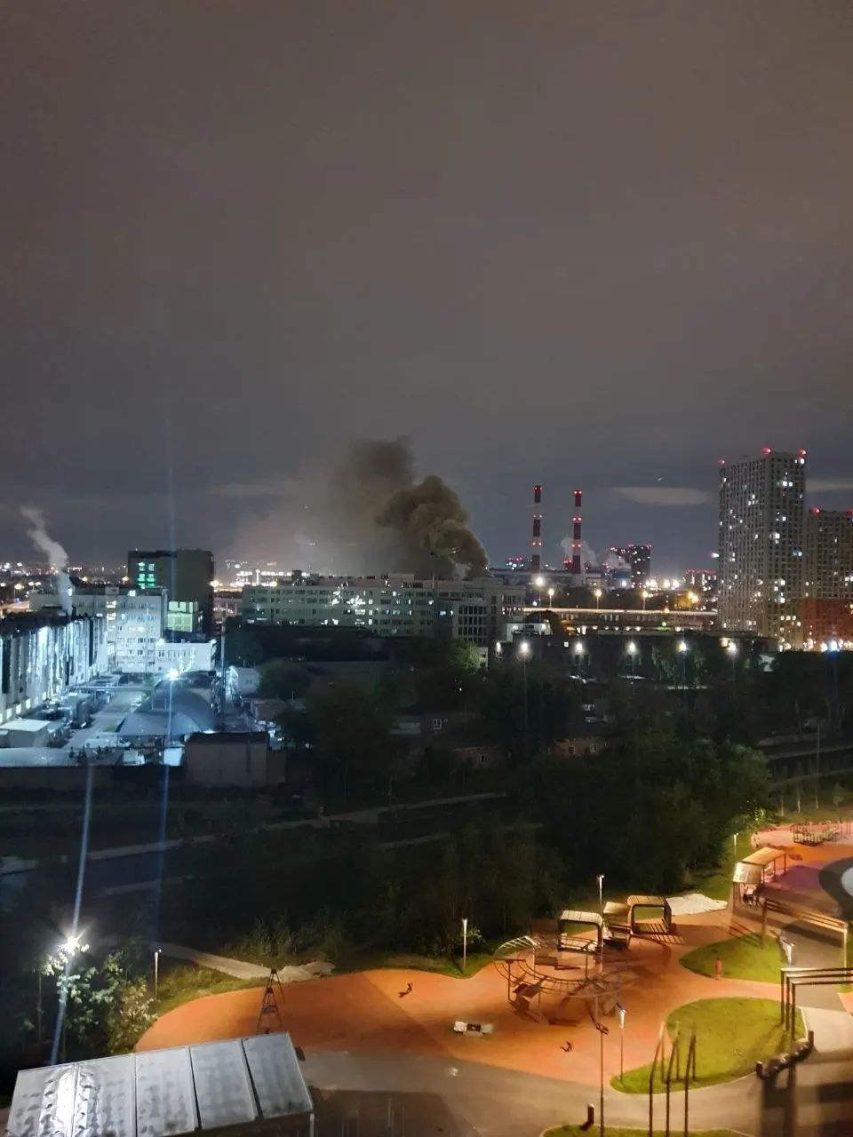 В юго‑восточной части Москвы на Автомобильном проезде произошло возгорание ангара. По данным МЧС столицы, подробности пока уточняются. Если у вас есть фото или видео — просьба передать их экстренным службам.