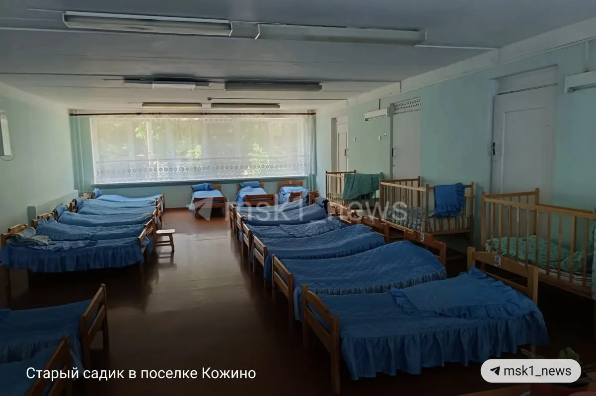 В посёлке Кожино (Руза) решили перевести воспитанников из детского сада №58 в здание лицея. Родители называют маршрут «смертельно опасным» и жалуются на пожарную и санитарную небезопасность нового помещения; власти отвечают, что текущее здание не соответствует требованиям.