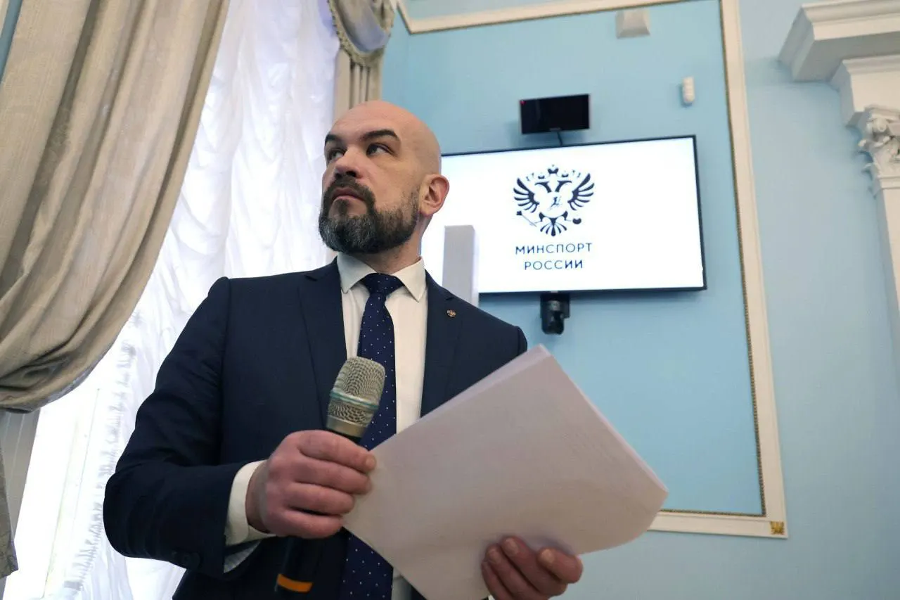 Диктор поделился простыми упражнениями и правилами постановки речи: записывайте себя, анализируйте паузы и логические ударения, обращайтесь к слушателю, держите голос уверенным и не останавливайтесь при оговорках.