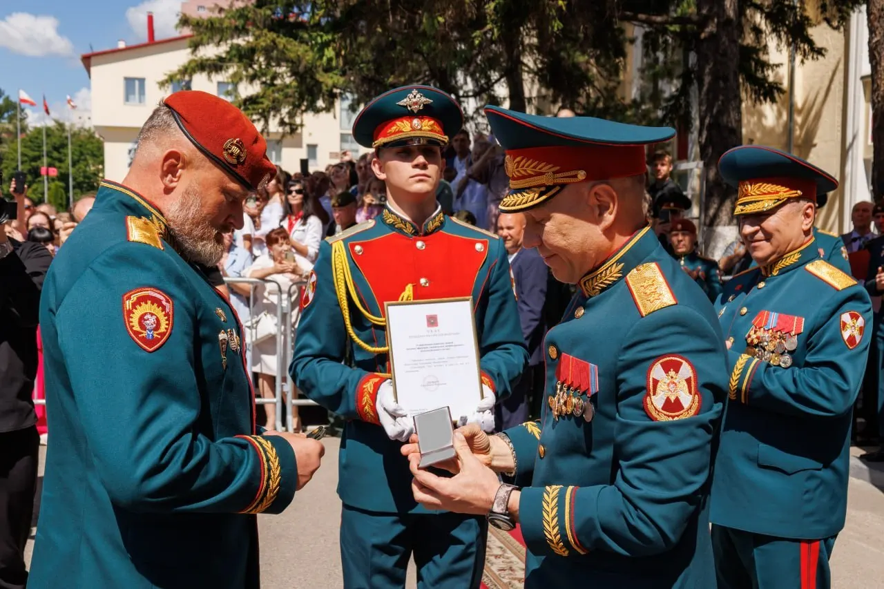 Начальнику Саратовского военного института войск национальной гвардии Александру Белоглазову присвоено воинское звание генерал-лейтенанта. Погоны и удостоверение вручил заместитель директора Росгвардии генерал‑полковник Анатолий Маликов.