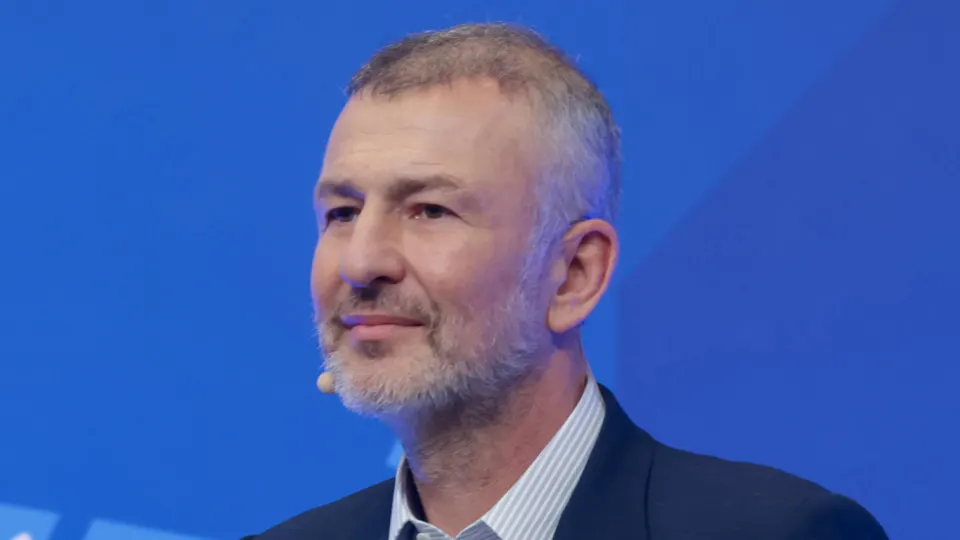 Миллиардер Андрей Мельниченко выплатил 32 млрд рублей образовательному центру «Сириус» после угрозы изъятия энергокомпании СИБЭКО. По сделке прокурорский иск был отозван — сумма почти совпала со стоимостью покупки компании в 2018 году.
