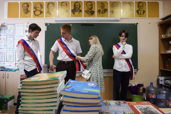 Число школьников, которые после 9-го класса идут в колледжи и техникумы, растёт: власти и работодатели это поддерживают, но у такого выбора есть последствия — сложнее поступить в вуз и у молодых мужчин исчезает надежная отсрочка от призыва.