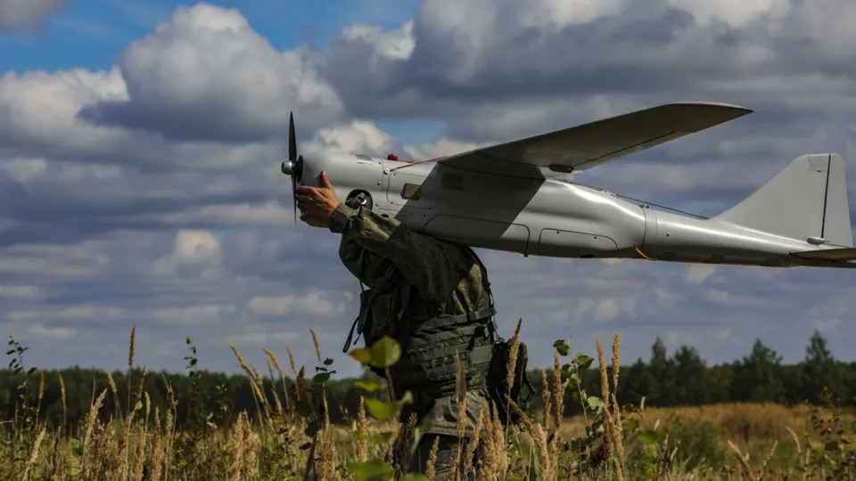 Журналистское расследование выявило масштабное военно-техническое сотрудничество между Китаем и Россией: передача технологий для автономных «роевых» боеприпасов, обучение российских специалистов в Китае и обсуждение мер по нейтрализации спутниковой сети Starlink.