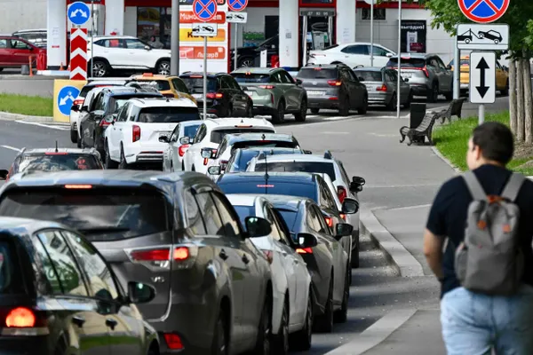 Стоимость белорусского АИ‑92 выросла до 127 000 рублей за тонну; с начала мая — рост в 1,8 раза. Объёмы поставок увеличиваются, но мощности НПЗ в Беларуси ограничены.