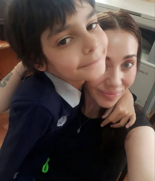 Ирина Турбина рассказывает, как после ареста 15‑летнего сына ей пришлось уволиться, с какими ограничениями и давлением столкнулся подросток в СИЗО и колонии и почему против него завели второе уголовное дело.