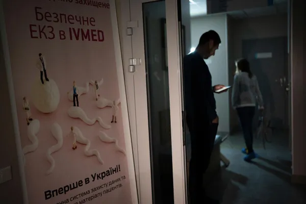 Депутаты приняли поправки в закон «О ветеранах»: вспомогательные репродуктивные технологии, включая ЭКО (за исключением суррогатного материнства), будут предоставляться бесплатно вдовам участников боевых действий и женам ветеранов с инвалидностью; забор и криоконсервация биоматериала оплачиваются самостоятельно.