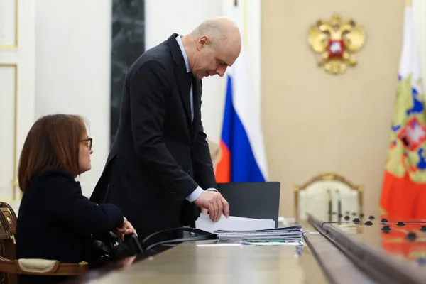На открытии торгов 20 июля индекс Мосбиржи упал более чем на 2% и опустился ниже 1900 пунктов; к 10:15 мск часть потерь была отыграна. С начала 2026 года рынок акций потерял около 30%.