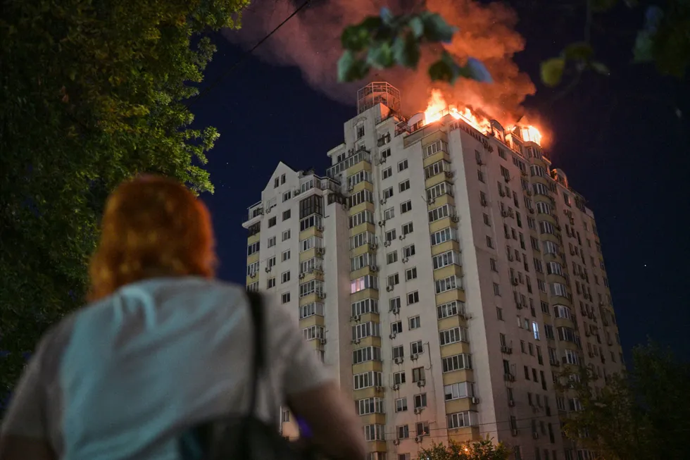 Ночью 2 июля по Киеву был нанесён массированный удар баллистическими и крылатыми ракетами и беспилотниками: по меньшей мере 13 погибших, десятки раненых и многочисленные разрушения. Также сообщается об атаках беспилотников по Нижегородской области.