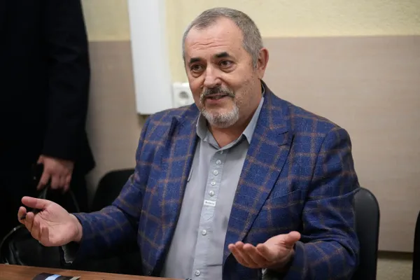 Перед голосованием в Госдуму как минимум 21 политик столкнулся с обвинениями в демонстрации экстремистской или нацистской символики, что лишает их права выдвигаться в кандидаты. В числе преследуемых — представители «Яблока», КПРФ, «Справедливой России», а также активисты из Томска и Подмосковья.