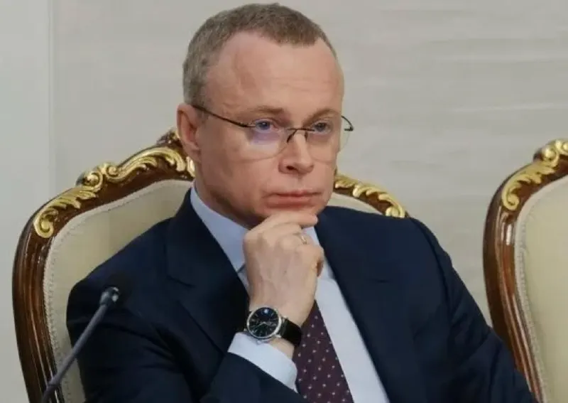 Бывшему вице‑губернатору Юрию Петухову, арестованному по делу о наркотиках, инкриминируют организацию притона — задержание произошло в московской гостинице на Лубянке, вместе с ним арестовали фитнес‑тренера.