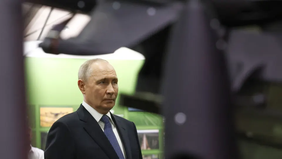 На форуме «Все для победы» Путин заявил, что через Общероссийский народный фронт добровольно направили почти 70 млрд рублей на поддержку СВО; при этом доля военных расходов в бюджете достигла рекордных значений, а фактические траты могут вырасти значительно выше заложенных.