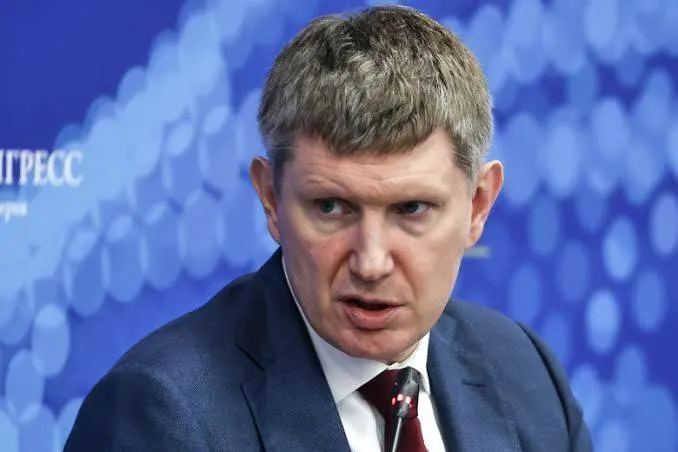 Минэкономразвития ввело правило: гостиницы с более чем 50 номами должны принимать постояльцев без документов при условии подтверждения личности через национальный мессенджер. Отелям обещают помощь в подключении и обучении персонала от профильных технологических компаний.