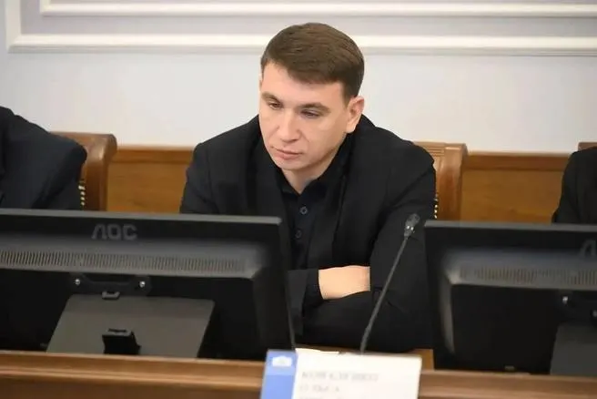 Дениса Полюбина доставили в Московскую область для допроса. Первичная сумма ущерба — 60 млн рублей, расследование дополнено ещё 23 млн; по делу проходят ещё три человека.