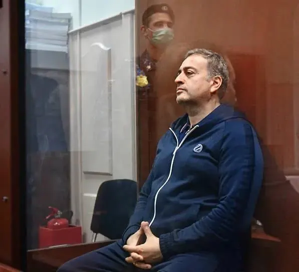 Перовский суд Москвы признал виновными в коррупции двух бывших высокопоставленных сотрудников МВД. Им назначены тюремные сроки и крупные штрафы; суд также учёл операции с криптовалютой и конфисковал имущество на сотни миллионов рублей.