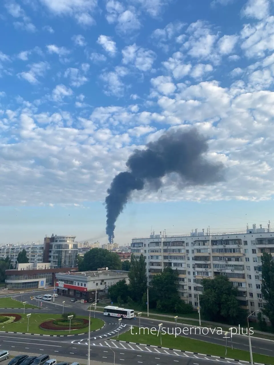 В нескольких регионах, в том числе в Белгородской области и в аннексированном Крыму, зафиксированы удары по электросетям и промышленным объектам. Есть погибшие, идут перебои с электричеством.