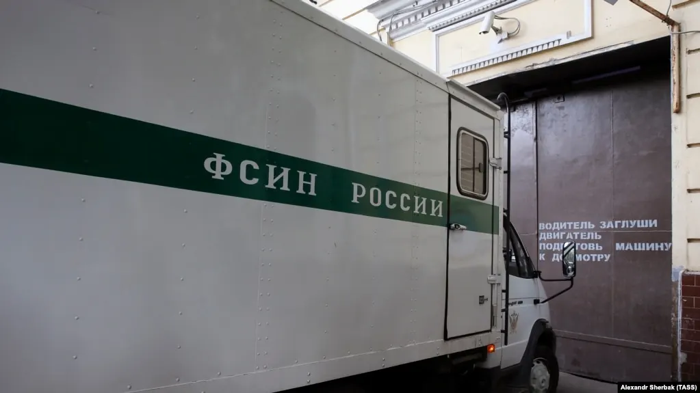 Мосгорсуд назначил 23 года колонии строгого режима 37‑летнему Георгию Пирогову. Он уехал из России после 2022 года, в 2024 году пропал в Узбекистане, а затем оказался в московском СИЗО; обстоятельства его возвращения в Россию не установлены.