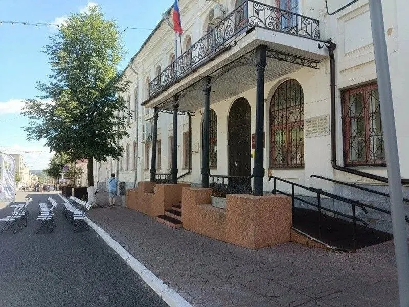 Ленинский районный суд назначил экологу и кандидату от «Яблока» штраф 1,5 тыс. руб. по статье о демонстрации экстремистской символики; при вступлении решения в силу он может быть снят с выборов на год.