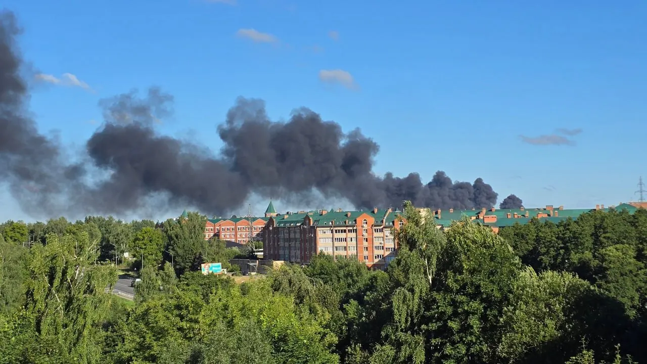 В Бронницах загорелась промышленная зона: вспыхнули два бензовоза, огонь распространился на припаркованные автомобили. Есть угроза повреждения соседних зданий.