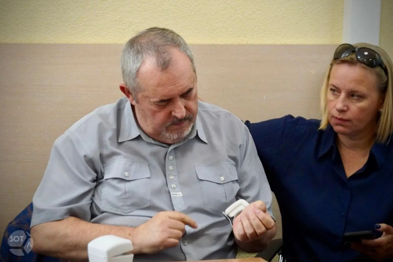 На заседании в Долгопрудненском городском суде по делу о демонстрации экстремистской символики у политика резко ухудшилось самочувствие; заседание отложили после вызова скорой.