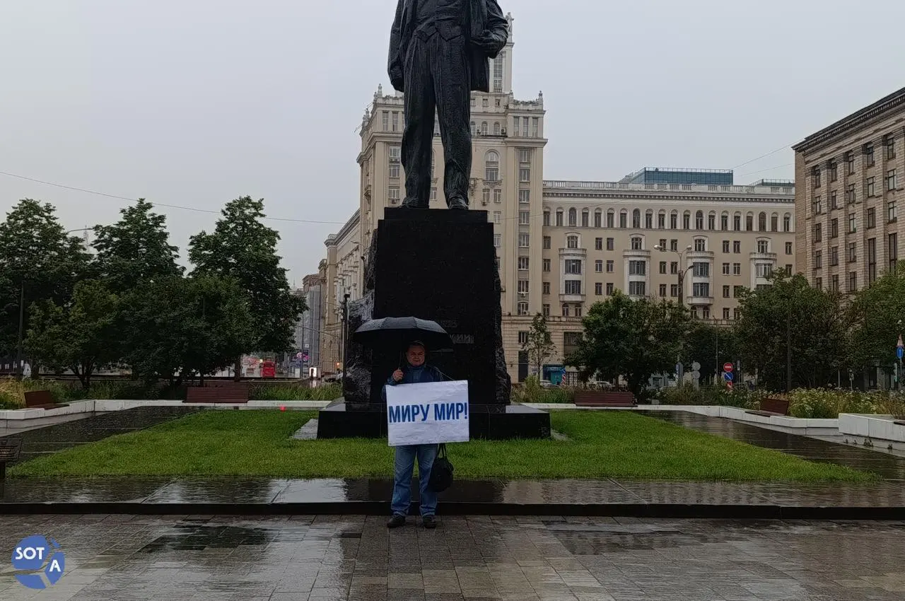 Мужчину задержали у памятника Маяковскому, в отделе полиции ему вручили обязательство о явке; полицейские изъяли плакат и предлагали подписать контракт на военную службу, от чего он отказался.