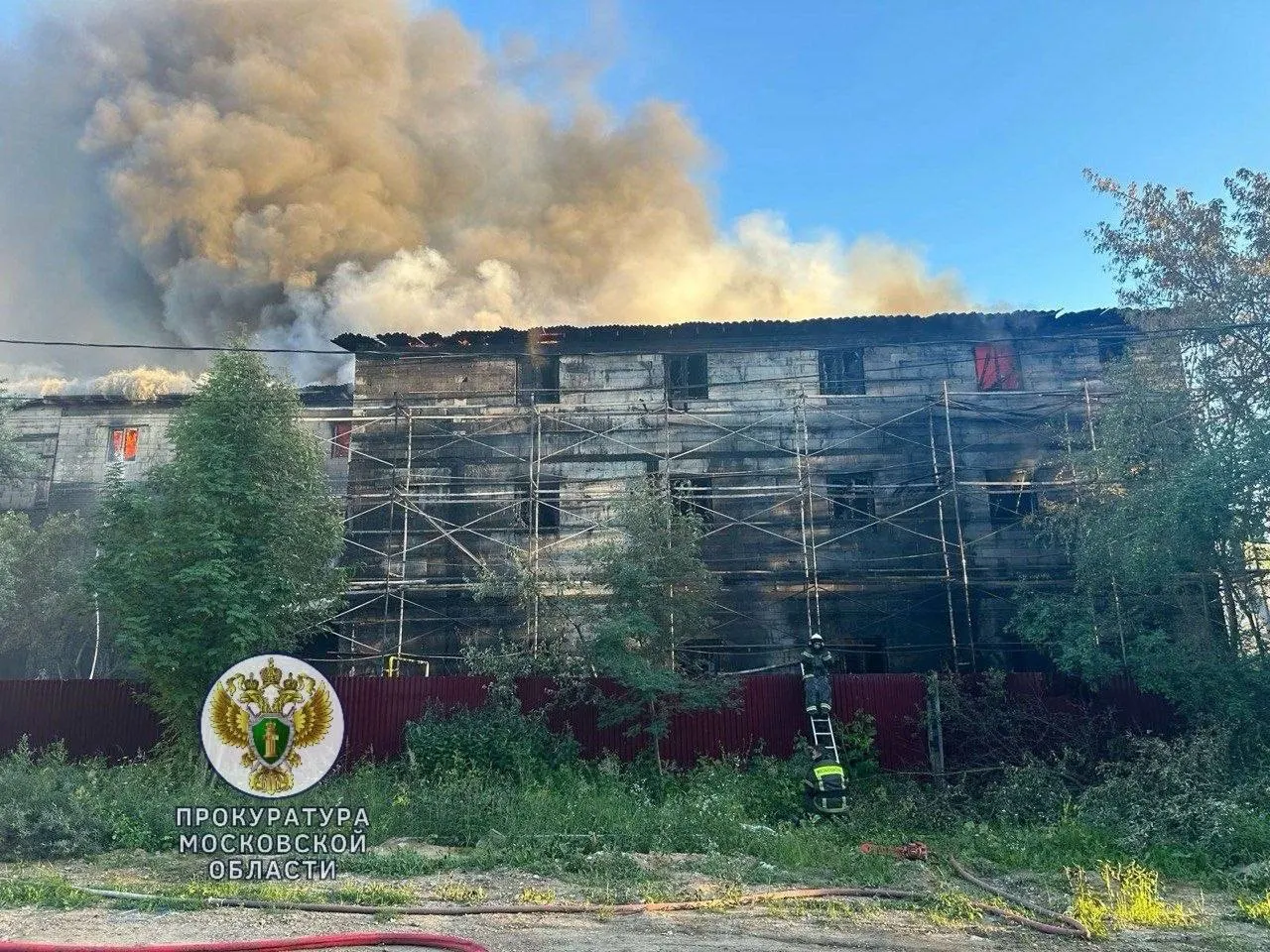 На складе в подмосковном Серпухове, где размещён швейный цех, произошёл пожар на площади примерно 4 тыс. м². На месте работают оперативные службы, прокуратура выясняет причины происшествия.