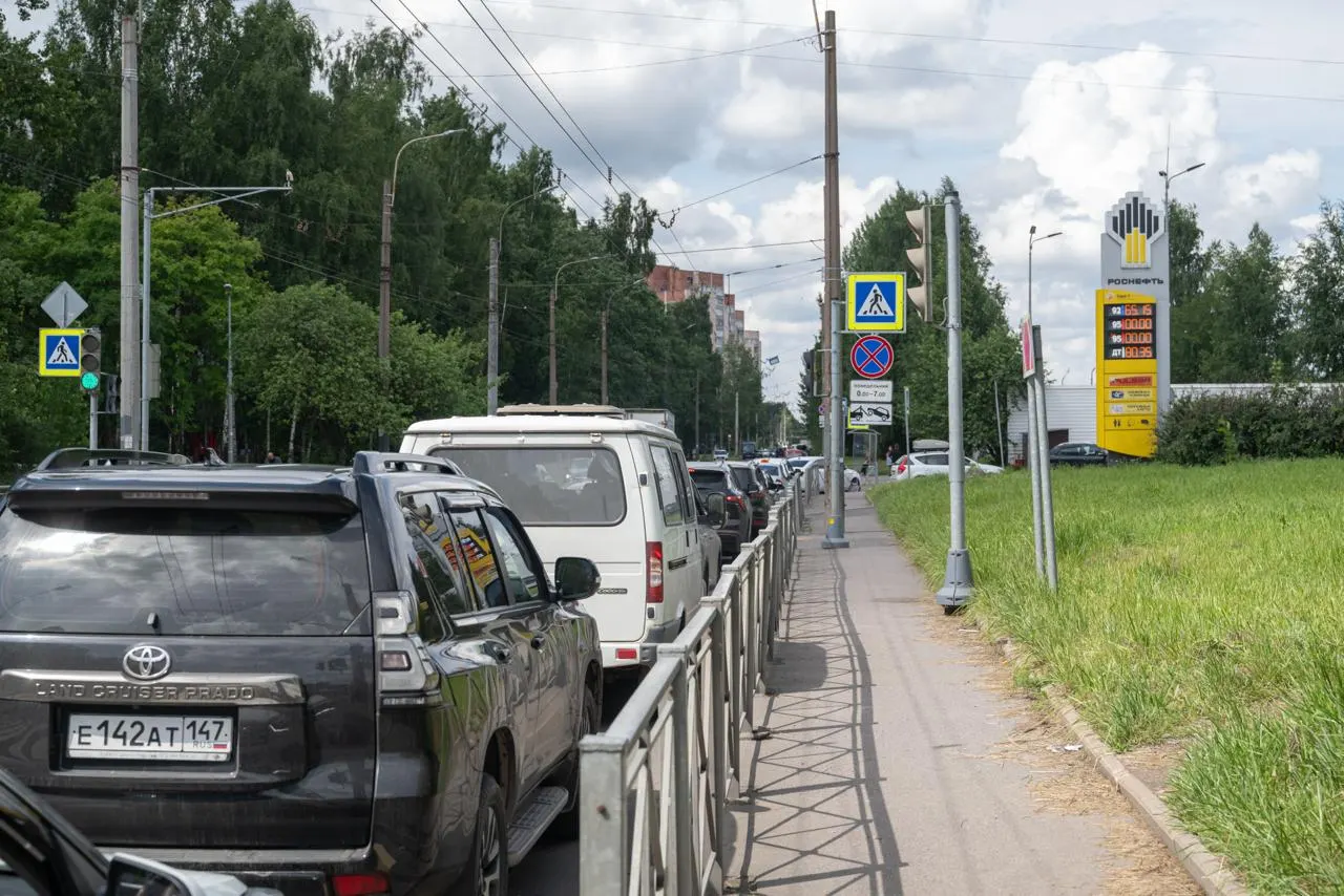 После временного снижения экологического стандарта бензина в России до Евро‑3 в июле, петербургские АЗС по-прежнему получают и отпускают топливо уровня Евро‑5; персонал заправок скептически относится к скорому появлению «более грязного» бензина.