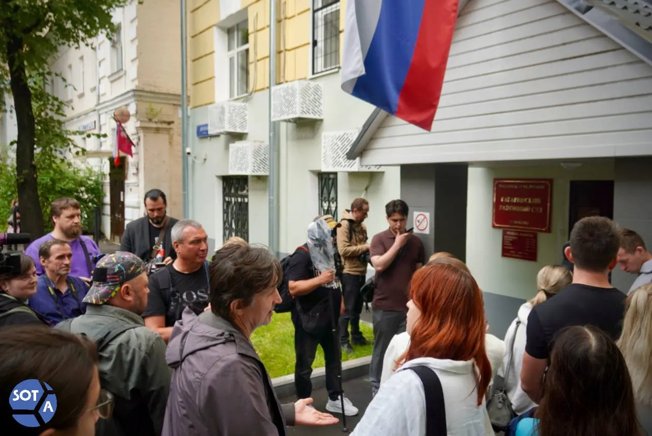 В Гагаринском районном суде Москвы прокуратура просит вернуть блогеру домашний арест. После более четырёх часов слушаний решение ещё не принято, процесс продолжается.
