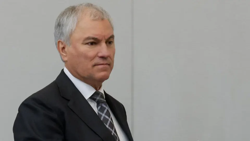Предложение расширить городской электротранспорт прозвучало на фоне дефицита топлива по всей стране: депутаты призывают водителей терпеть очереди на АЗС, аналитики фиксируют падение производства бензина после атак на топливную инфраструктуру.
