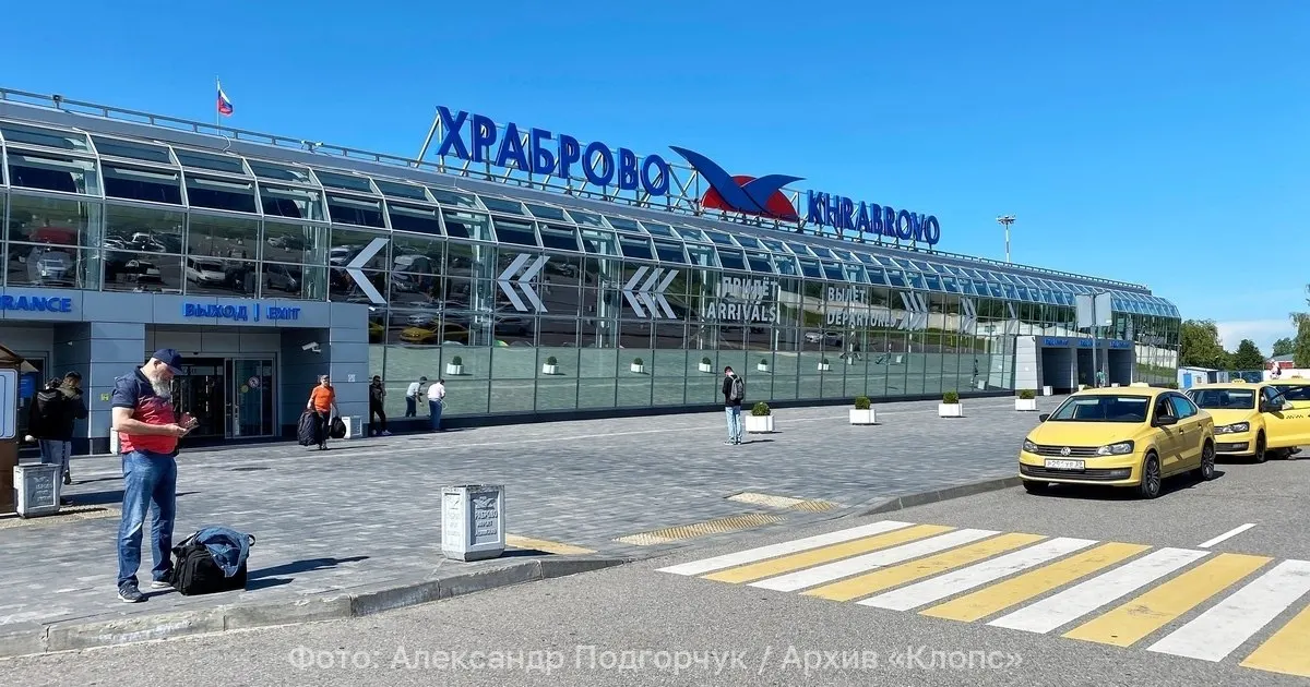 В аэропорту Храброво зафиксированы многочисленные изменения в расписании: задержаны 24 рейса, отменены 4, часть задержек связана с ночным закрытием неба над Санкт‑Петербургом.