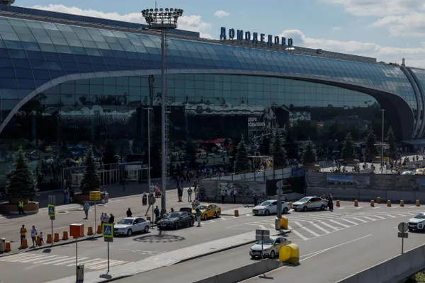 Аэропорт Внуково планирует приобрести долю в ООО «Перспектива», контролирующей группу «Домодедово». Сделка оценивается в 16,5 млрд руб.; финансирование — собственные и заемные средства.