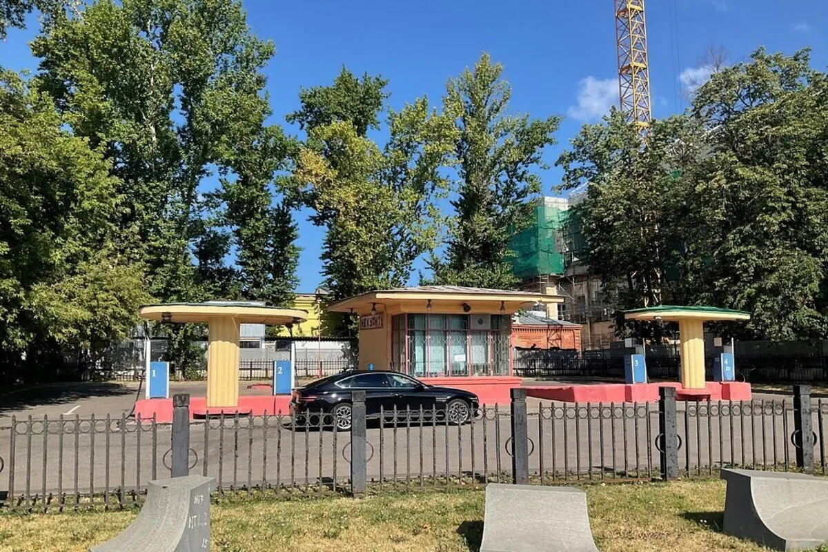 В проекте приказа Федеральной службы охраны указано создание охранной зоны площадью 6,4 тыс. м² около Кремлёвской АЗС в центре Москвы с запретами на массовые мероприятия, дроны и торговлю; причин введения зоны в документе не поясняют.
