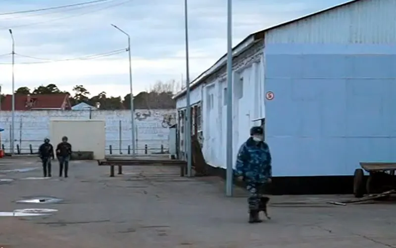 Минусинский суд признал Владимира Шележова виновным в публичных призывах к экстремизму; по совокупности судимостей итоговый срок — 19 лет строгого режима. Дело вписывается в тенденцию ужесточённых обвинений заключённых за разговоры в камерах.