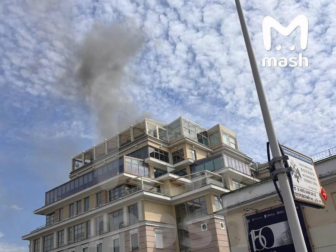 Пожар на&nbsp;крыше элитного ЖК&nbsp;на&nbsp;Страстном бульваре в&nbsp;центре Москвы