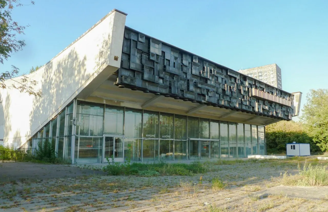 Заброшенное здание 1970‑х с запоминающейся скульптурной композицией планируют снести: на его месте возведут жилой комплекс почти на 20 тыс. кв. м.